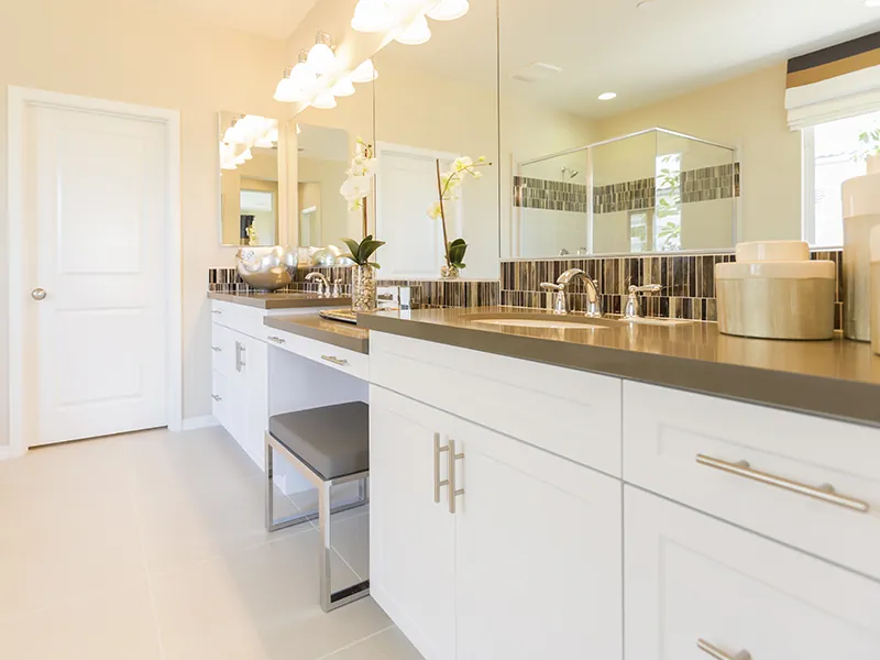 Spacious And Bright Modern Bathroom